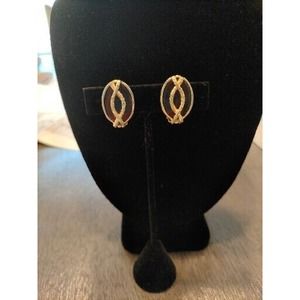 VINTAGE SARAH COVENTRY CLIP ON EARRINGS, 1" LONG OVAL. GOLD TONE, BRN LUCITE